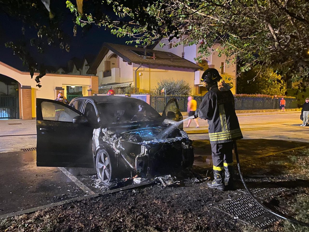 La Jaguar prende fuoco davanti a casa: intervento dei pompieri a Ornago FOTO