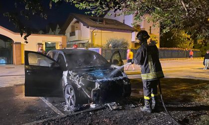 La Jaguar prende fuoco davanti a casa: intervento dei pompieri a Ornago FOTO