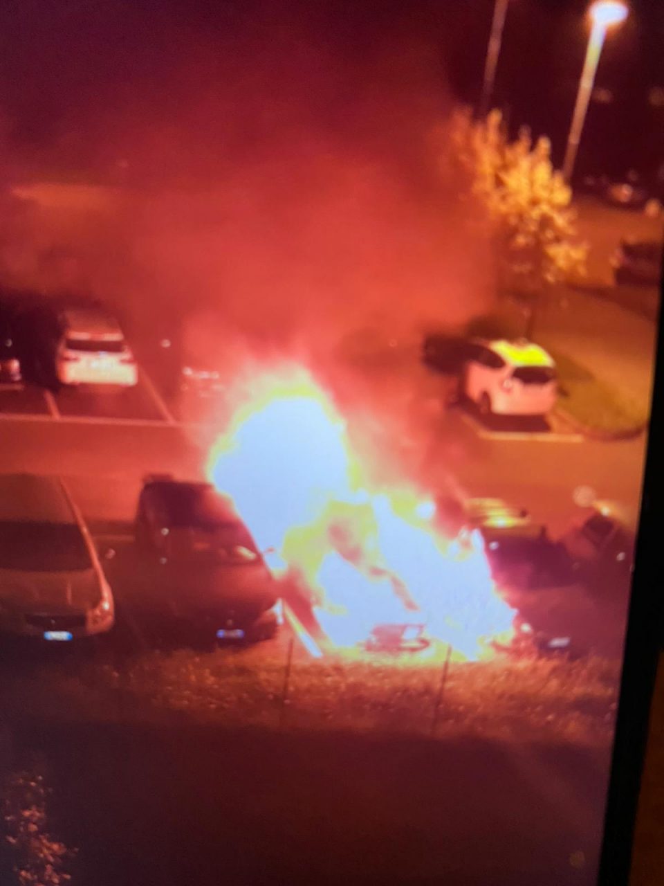 Limbiate: nella notte a fuoco quattro auto in un parcheggio FOTO