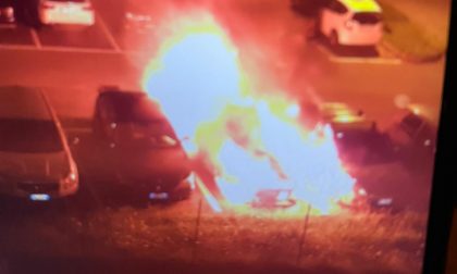 Limbiate: nella notte a fuoco quattro auto in un parcheggio FOTO