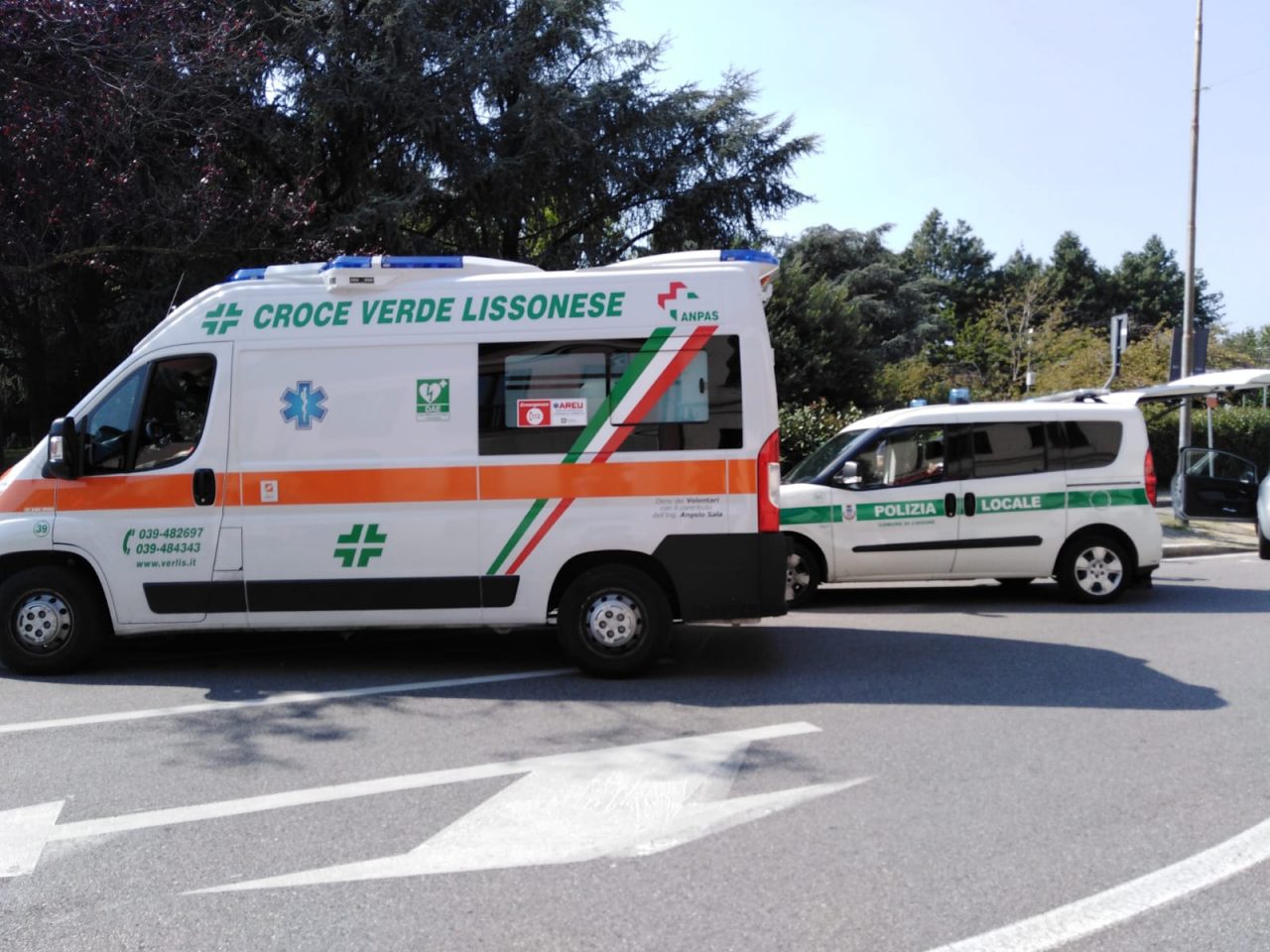 Svolta per entrare in un parcheggio ma viene centrato da un’auto – FOTO