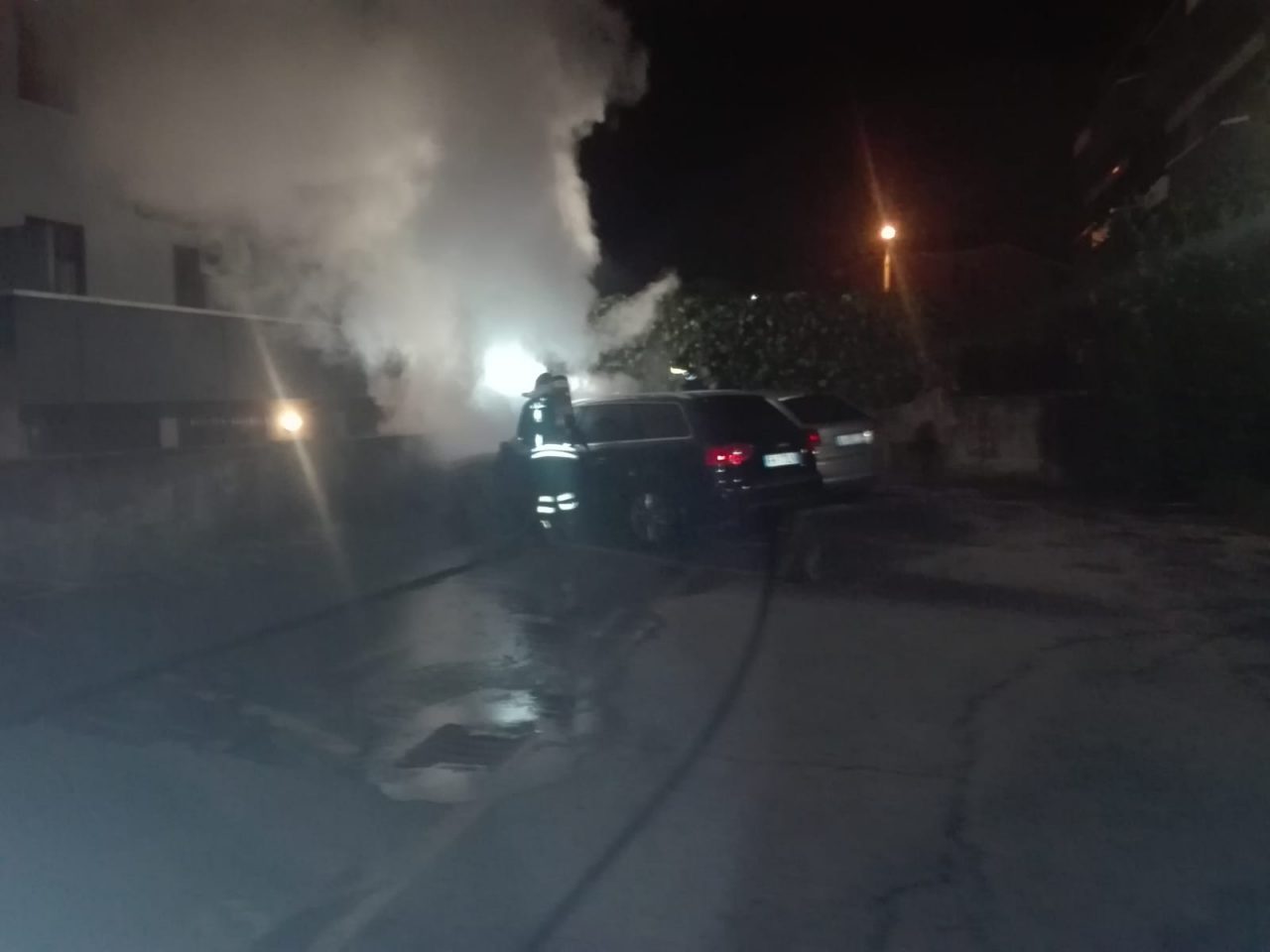 Auto in fiamme in piena notte, arrivano i pompieri – FOTO