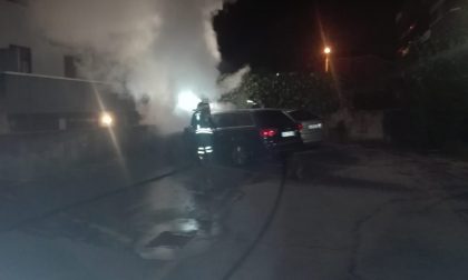 Auto in fiamme in piena notte, arrivano i pompieri - FOTO