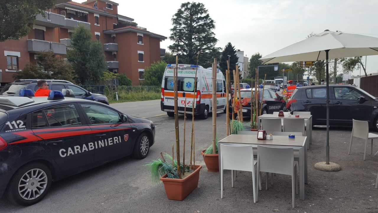 Motociclista travolto da un furgone
