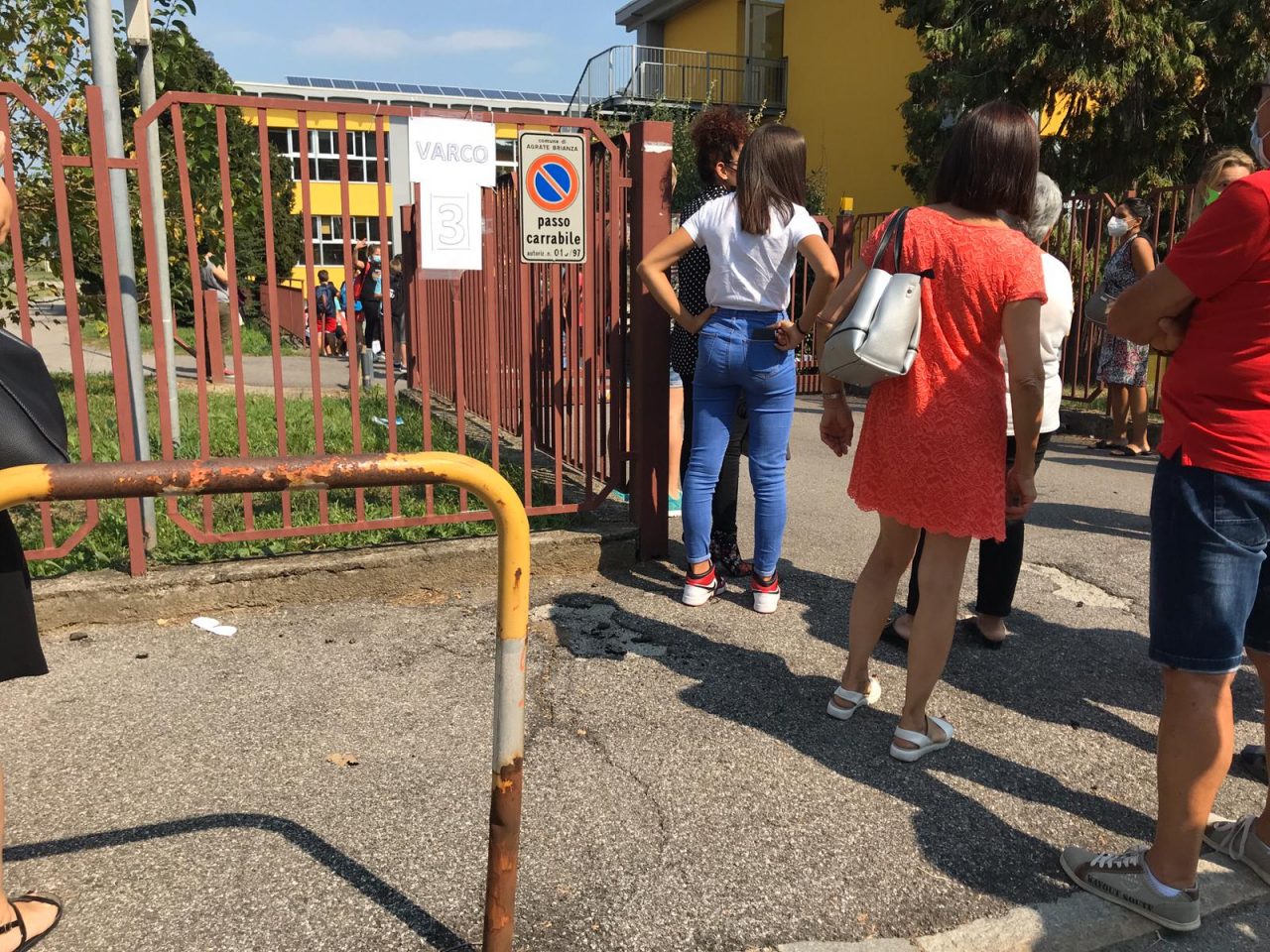 Suona la campanella ma il cancello è chiuso e i bimbi restano a scuola