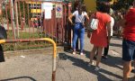 Suona la campanella ma il cancello è chiuso e i bimbi restano a scuola