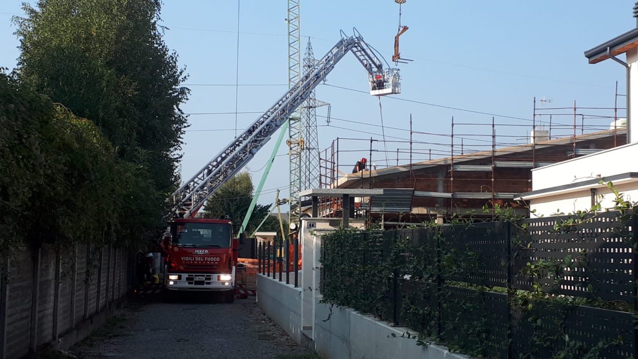 Infortunio sul lavoro a Giussano: soccorso un 55enne