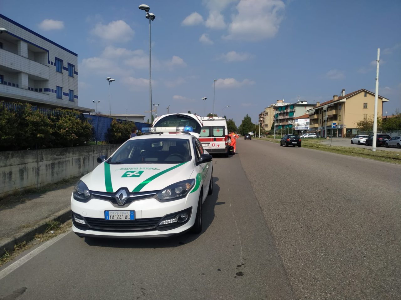 Cade dalla moto, sedicenne in ospedale