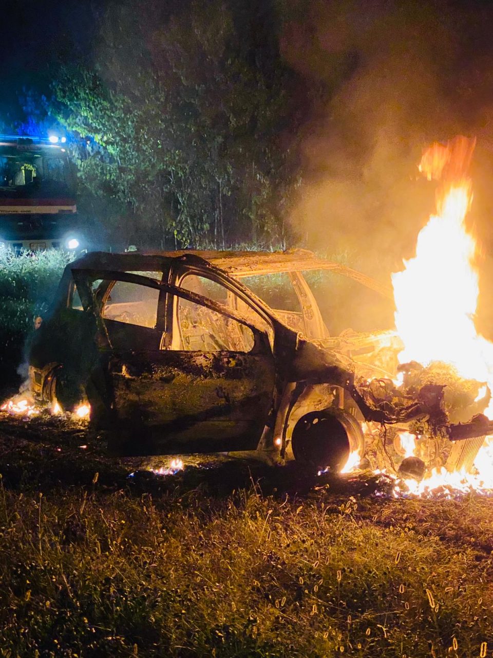 Auto a fuoco nei campi ad Agrate FOTO