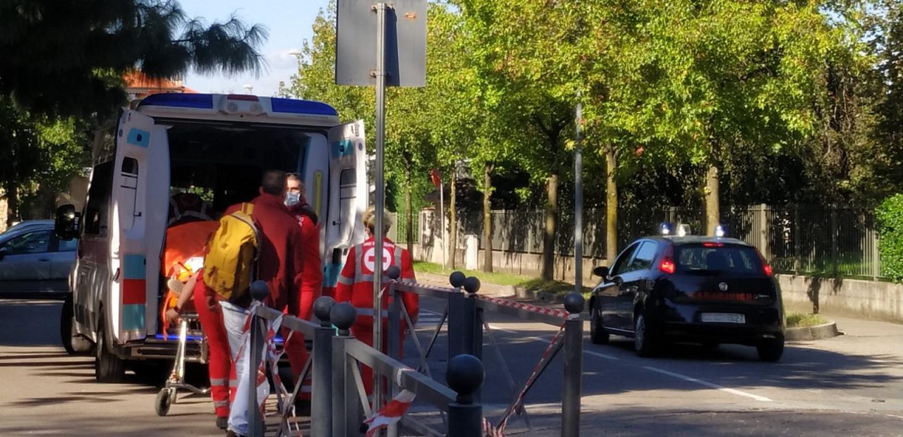 Ambulanza e Carabinieri alla scuola media di Nova Milanese