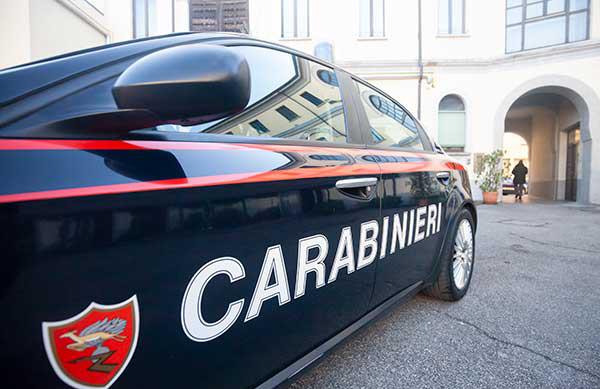 Lite in strada, spunta anche una pistola