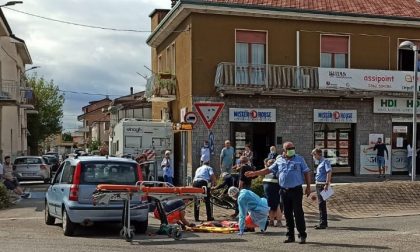 Ciclista investita da un'auto nella rotatoria