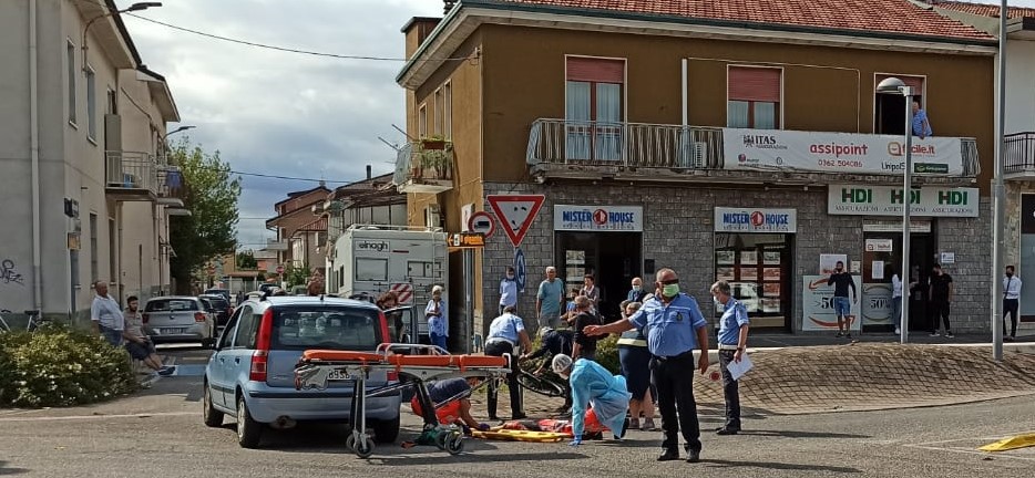 Ciclista investita da un’auto nella rotatoria