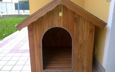 Lancia la cuccia del cane contro moglie e suocera