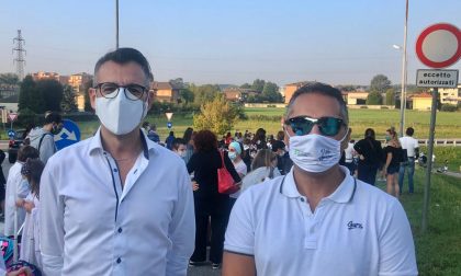 Assembramenti fuori da scuola, scatta la petizione dei genitori