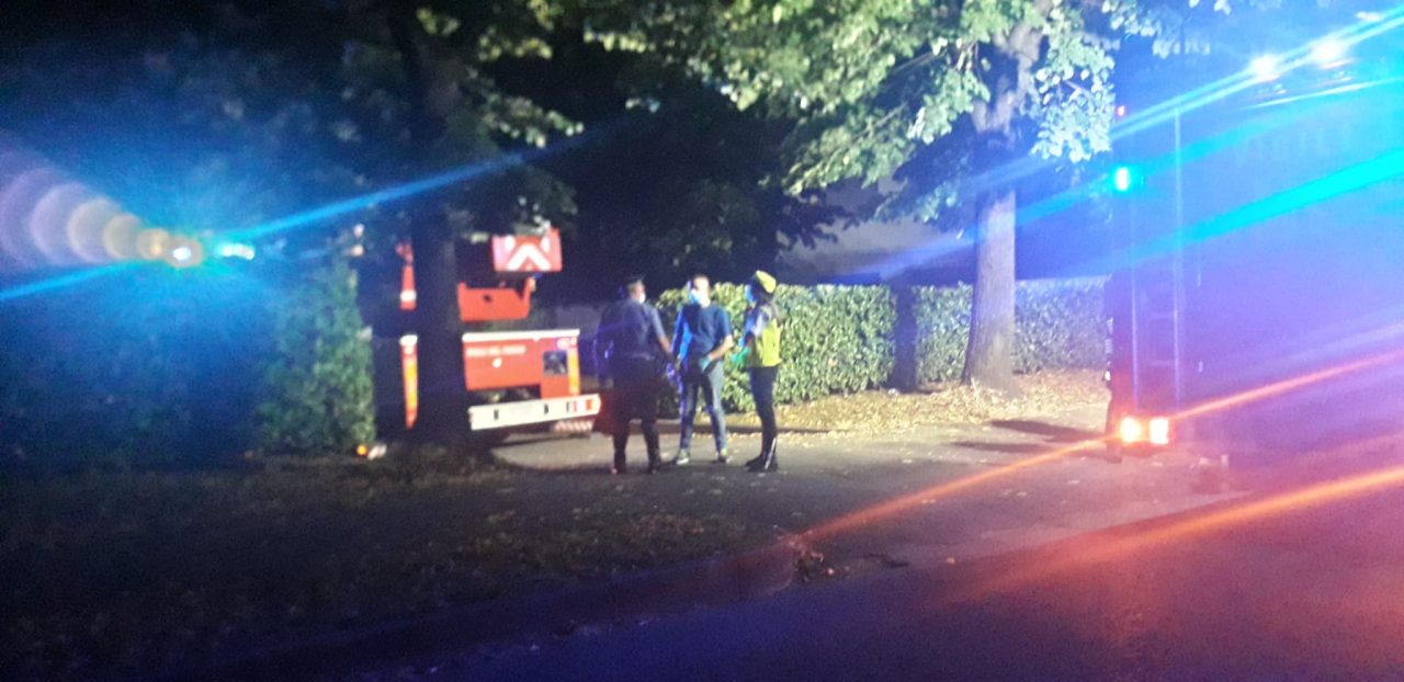 Pauroso rogo in un appartamento al quarto piano, palazzina evacuata