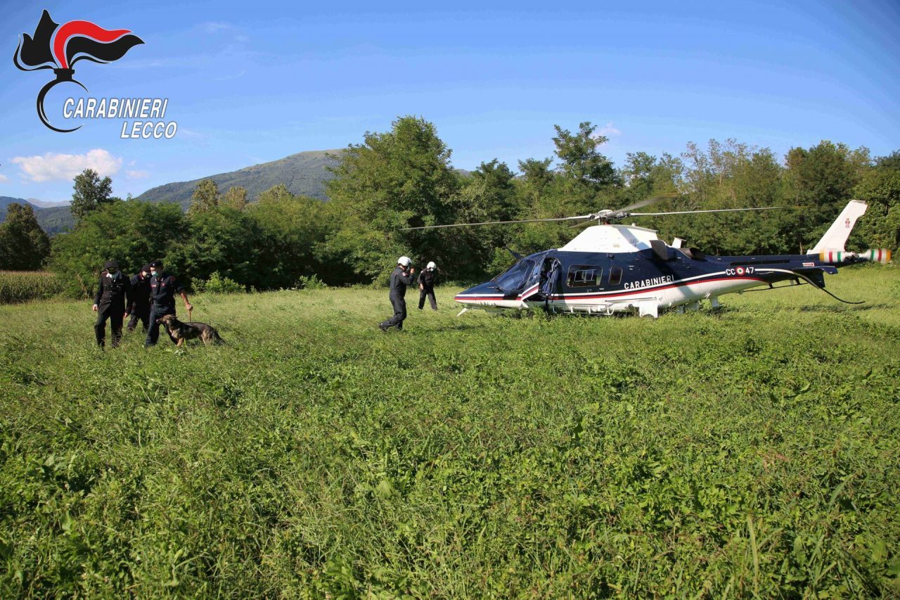 Maxi blitz contro lo spaccio: in azione anche l’elicottero e i cani antidroga FOTO