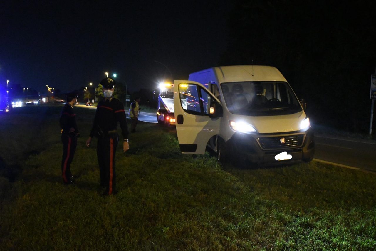 Ruba un furgone e tenta la fuga: arrestato dopo un inseguimento FOTO