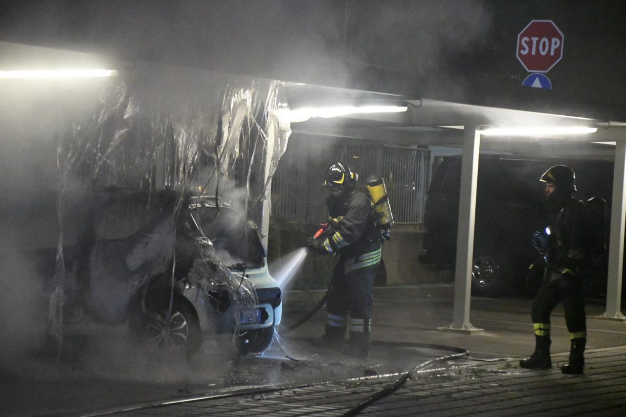 Auto a fuoco in un cortile, Vigili del Fuoco in azione