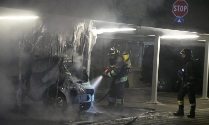Auto a fuoco in un cortile, Vigili del Fuoco in azione