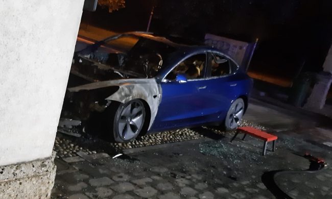 Tesla da 50mila euro prende fuoco all’improvviso