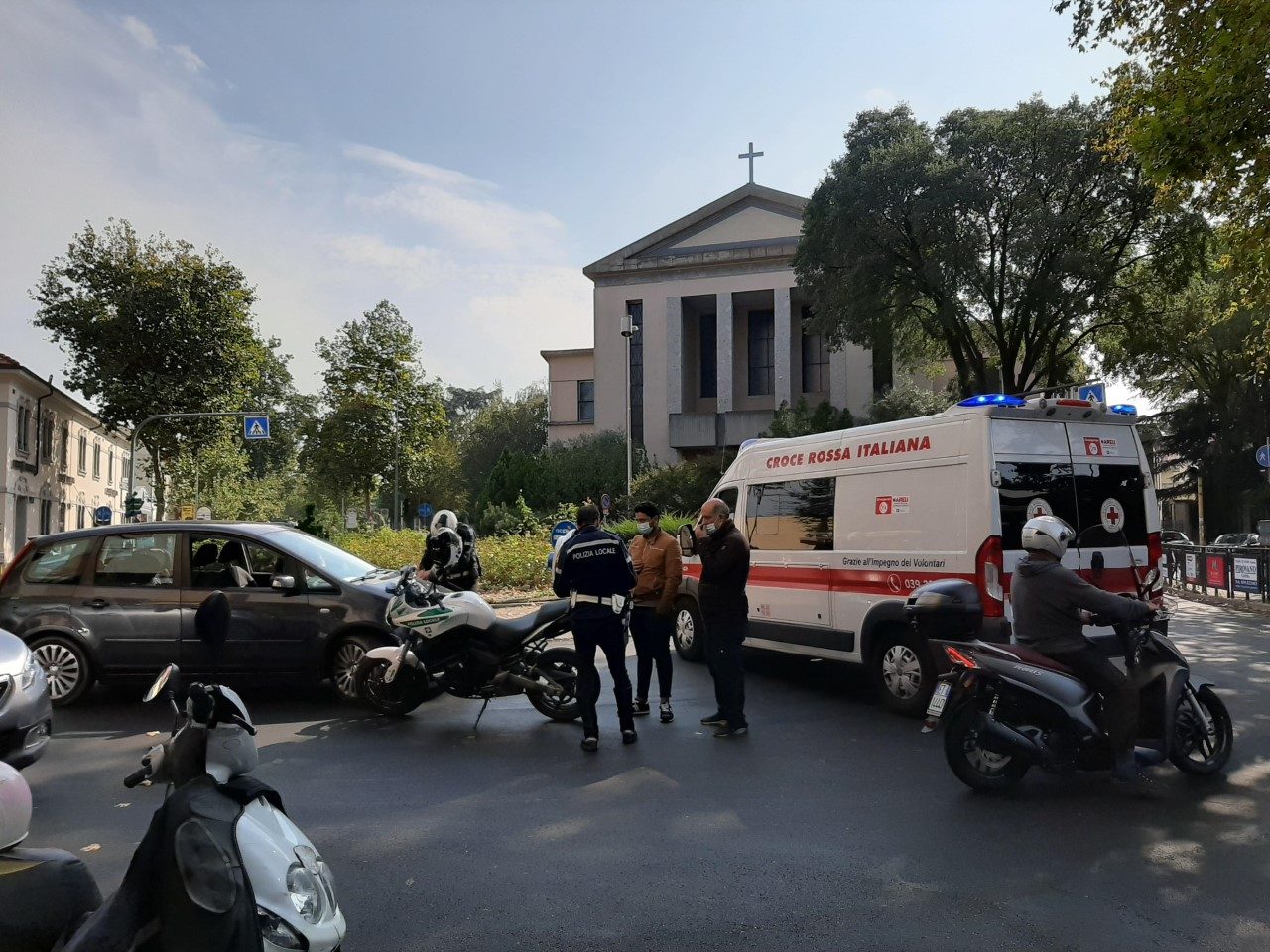 Travolto da un’auto mentre è sul monopattino: 50enne in ospedale