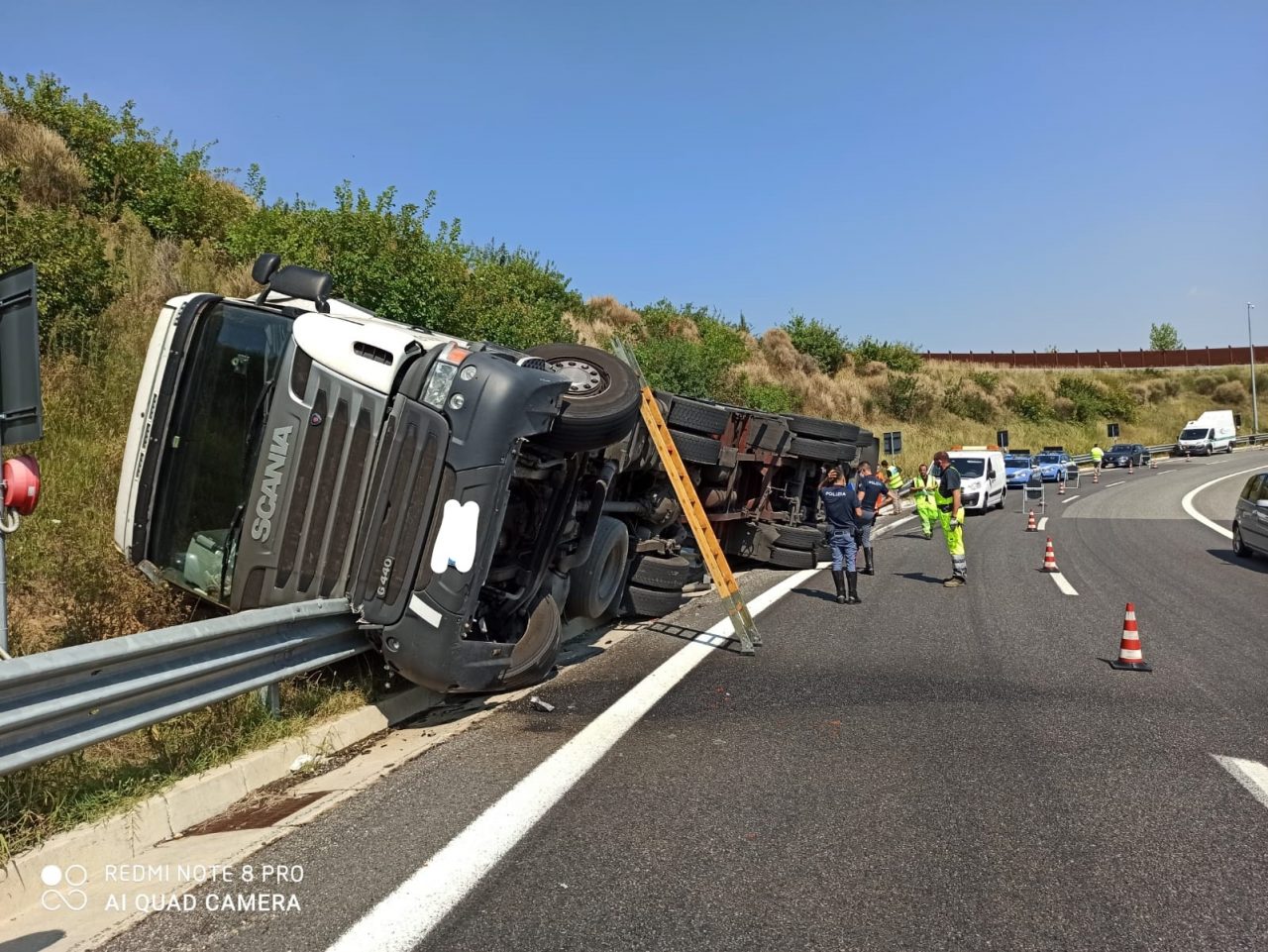 Autotreno rovesciato in Tangenziale Est e furgone a fuoco in A4: intervengono i pompieri FOTO