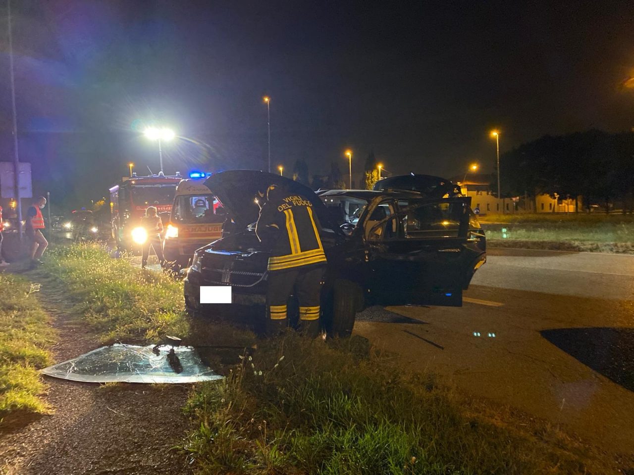 Ribaltamento davanti allo stadio: paura per due uomini