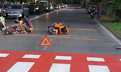 Scontro davanti alla Villa Reale: 21enne in ospedale, 51enne nei guai perché senza patente