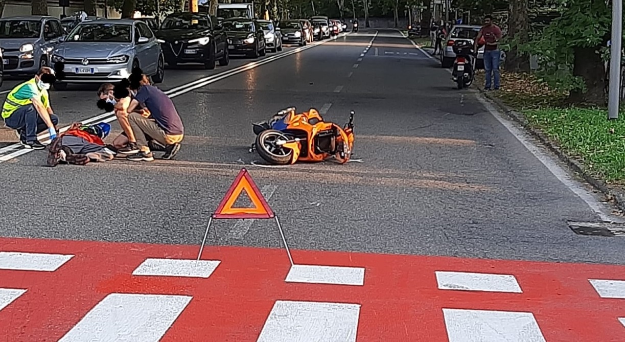 Scontro davanti alla Villa Reale: 21enne in ospedale, 51enne nei guai perché senza patente