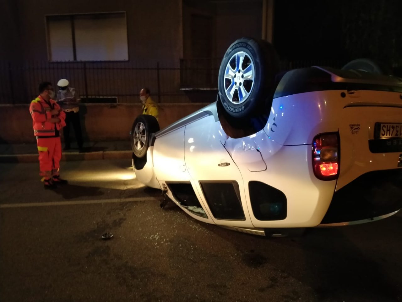 Auto si ribalta dopo lo scontro all’incrocio