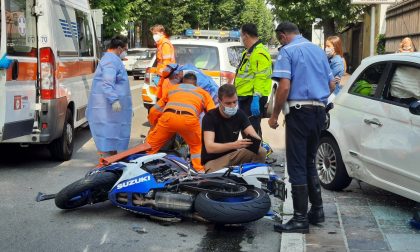 Violento schianto in moto davanti all'ospedale, 26enne ferito FOTO