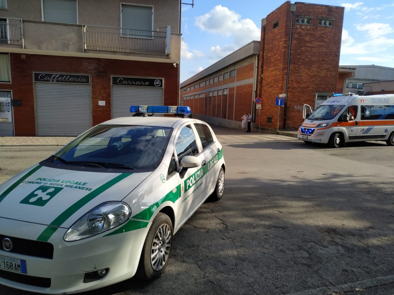 Porta a passeggio il cane, disavventura e grosso spavento per una 59enne