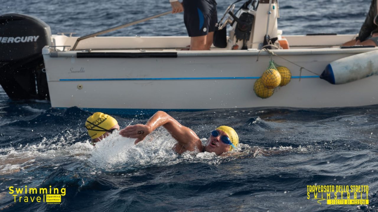 A nuoto dalla Sicilia alla Calabria