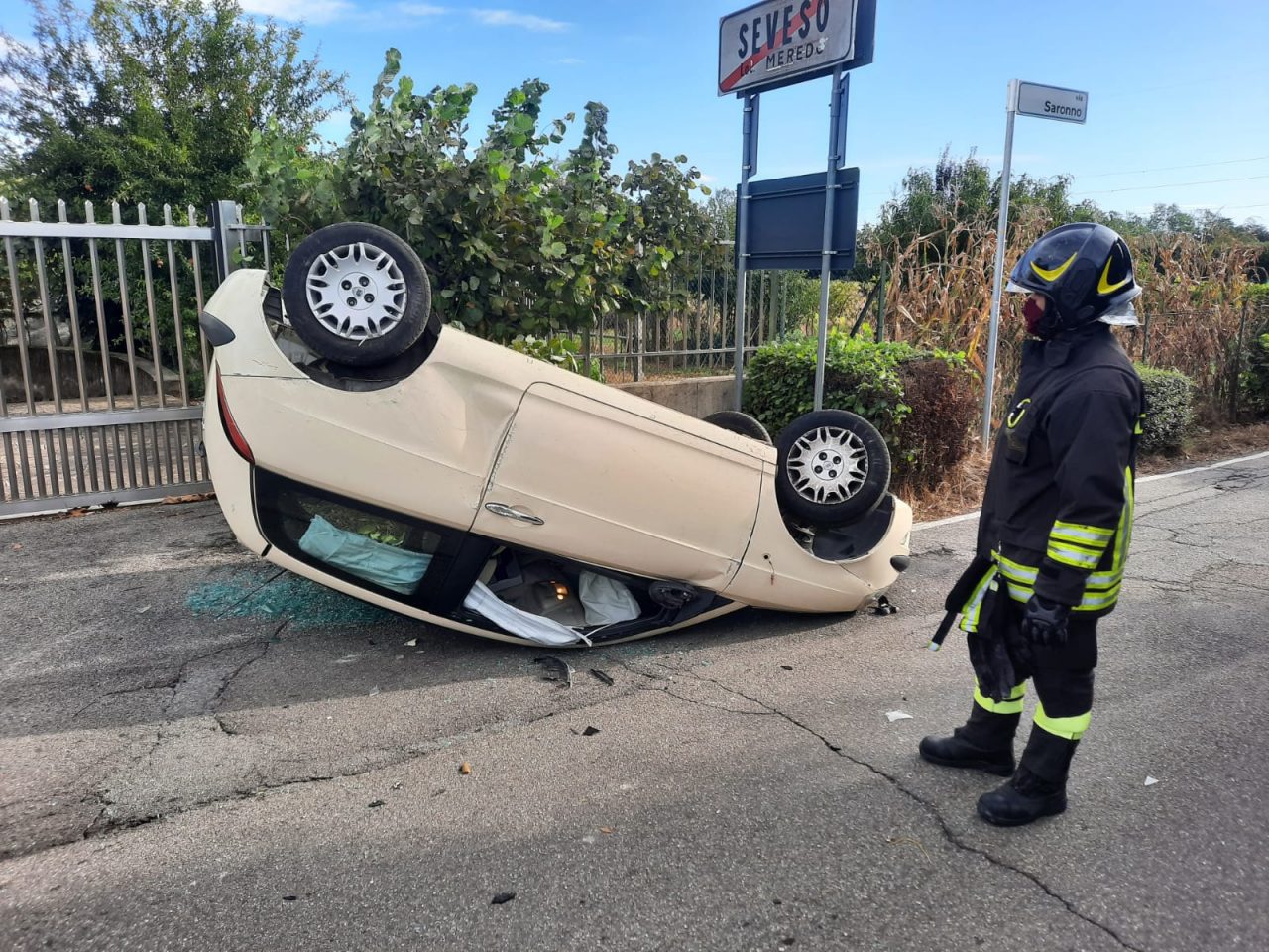 Auto sbatte contro la betoniera e si ribalta FOTO VIDEO