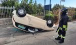 Auto sbatte contro la betoniera e si ribalta FOTO VIDEO