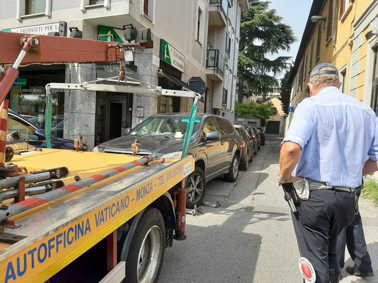 Monza, in sosta nella Ztl senza autorizzazione: raffica di multe e un’auto rimossa