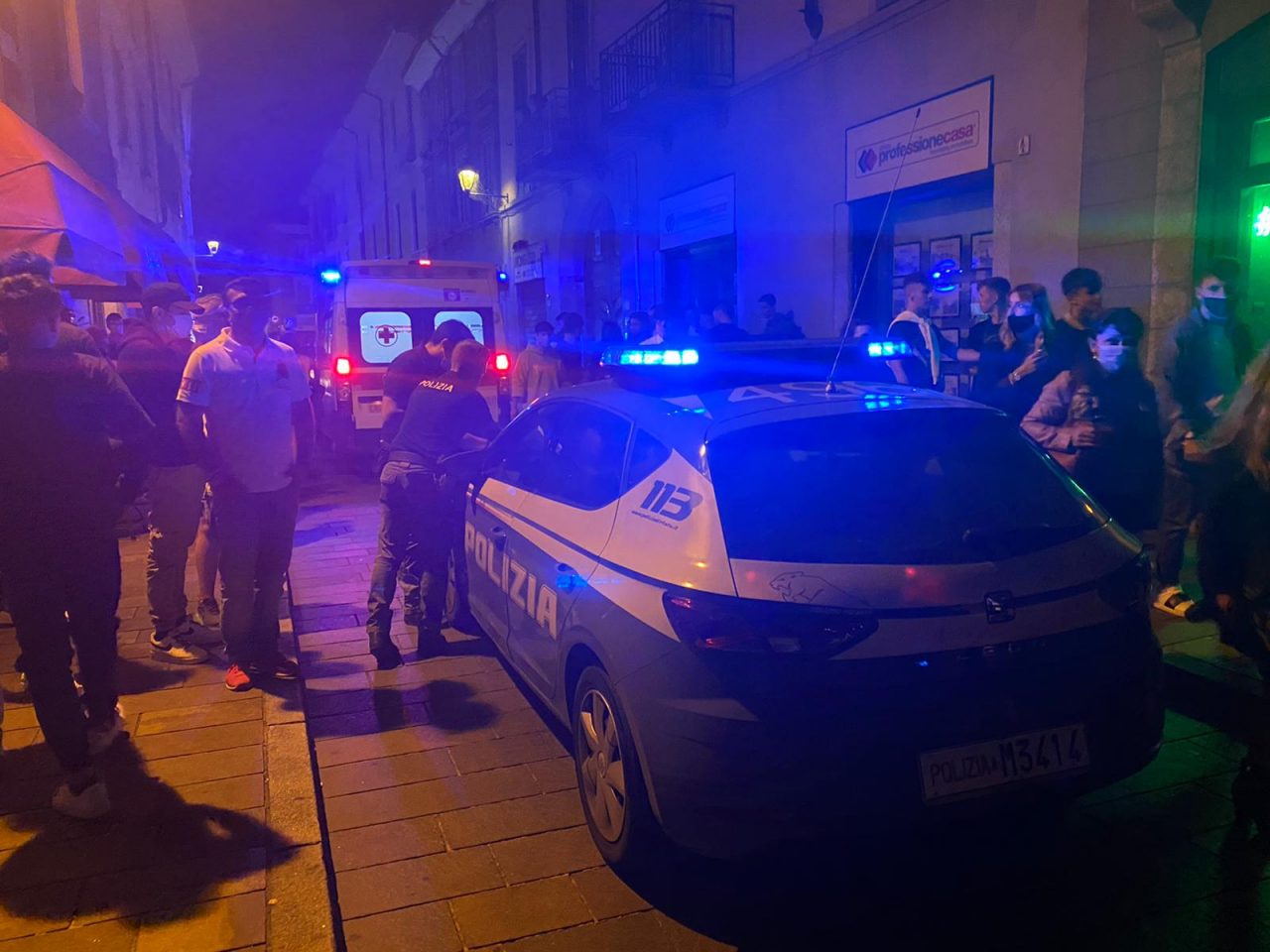 Diciottenne accoltellato alla schiena: caccia agli uomini