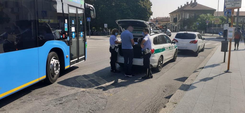 Tassisti abusivi sorpresi dalla Polizia locale: scatta la maxi sanzione