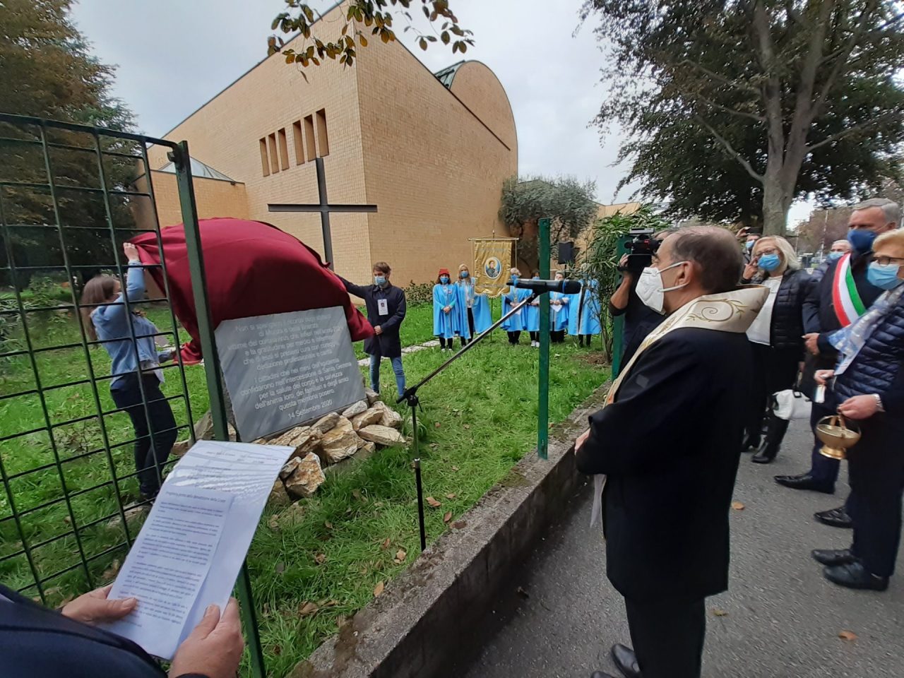 Benedette a Santa Gemma la croce e la lapide per le vittime del Covid
