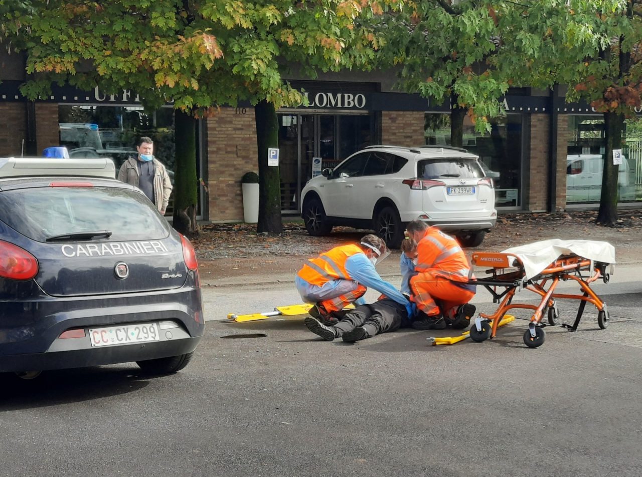 Con l’auto urta uno scooter e scappa