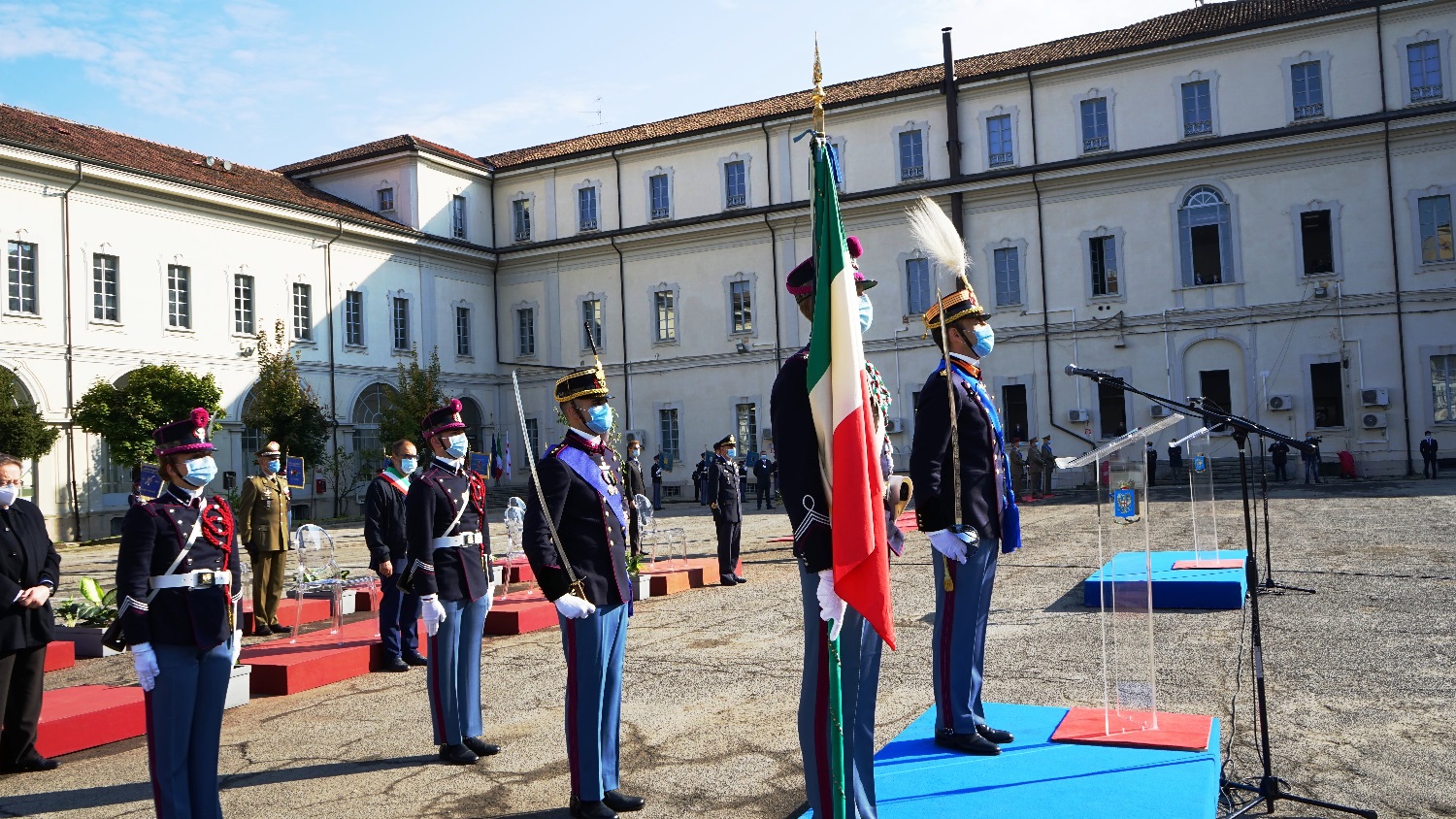 3. COLONNELLO DANILE PEPE E BANDIERA DI ISTITUTO DELLA SCUOLA MILITARE TEULIE'