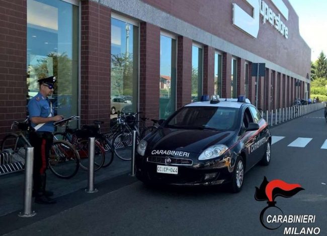 Ruba le telecamere di due auto: beccato e denunciato