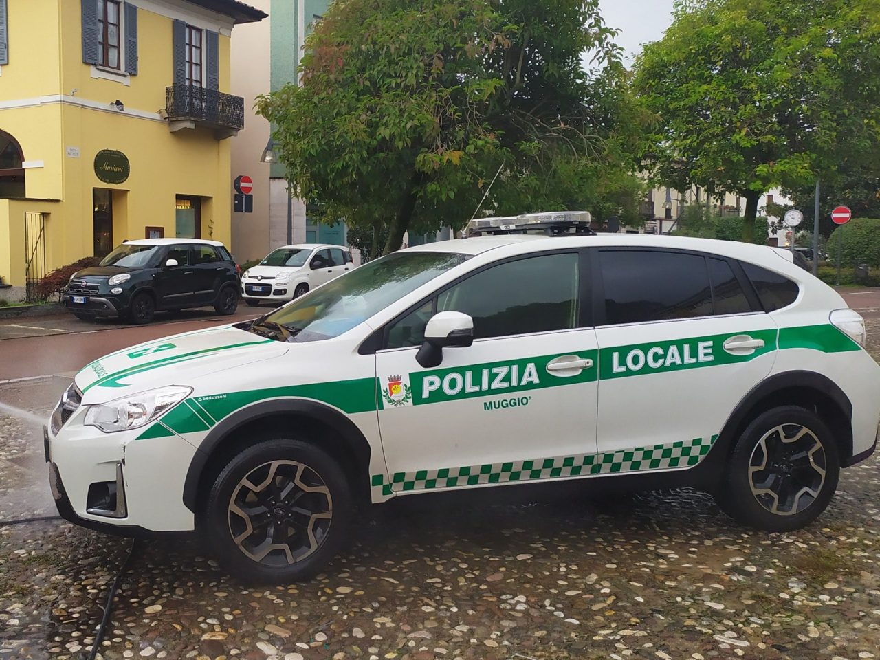 Cade dallo scooter: postino soccorso in strada