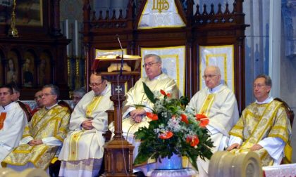 Il prevosto Caimi, al centro, con monsignor Luigi Allievi (secondo da destra)