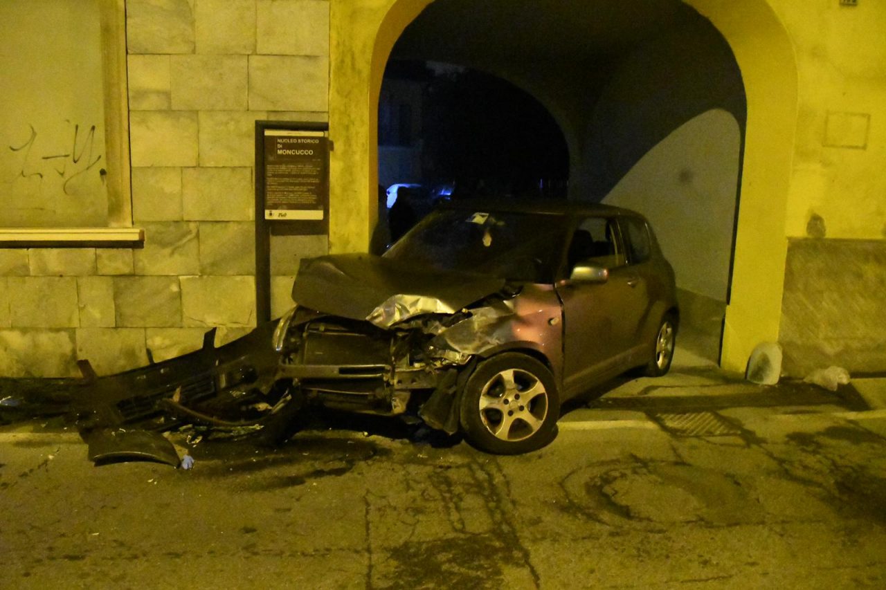 Escono da una corte e vengono centrate da un pullman