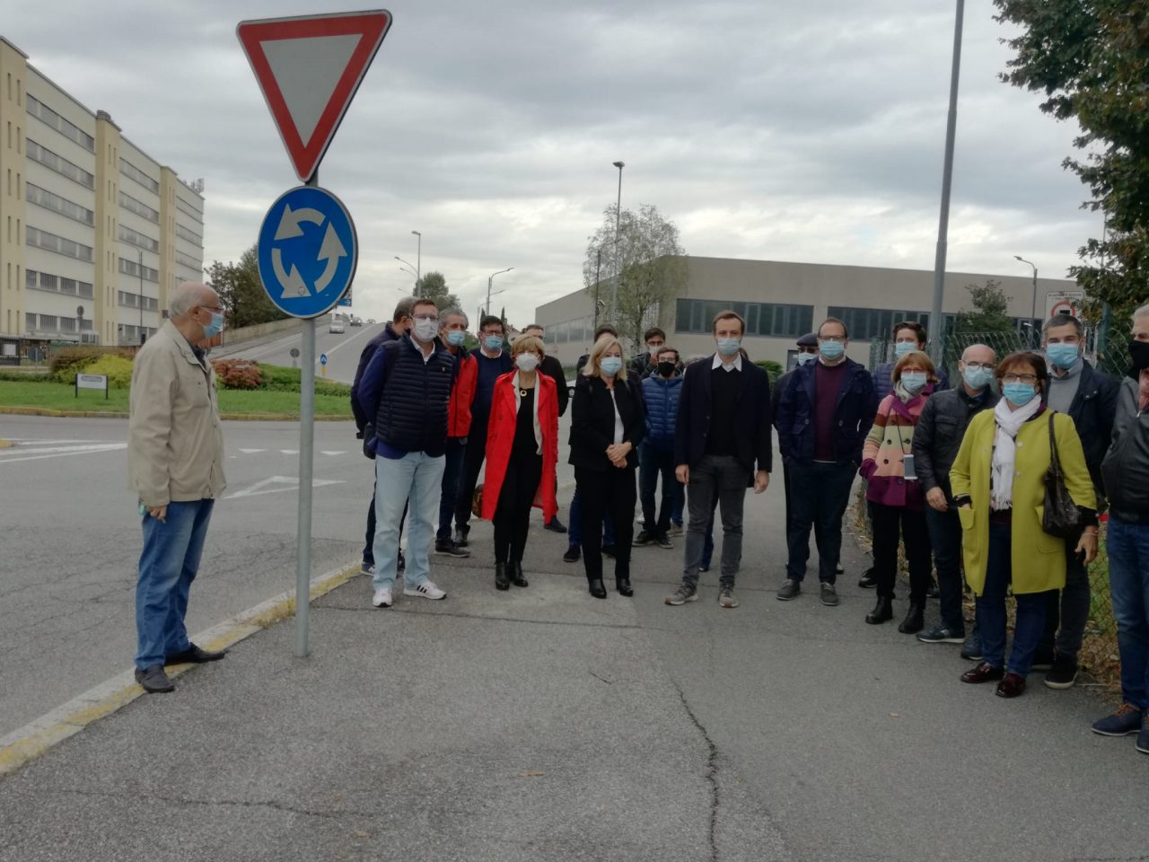 La protesta dei sindaci Pd corre sul cavalcavia