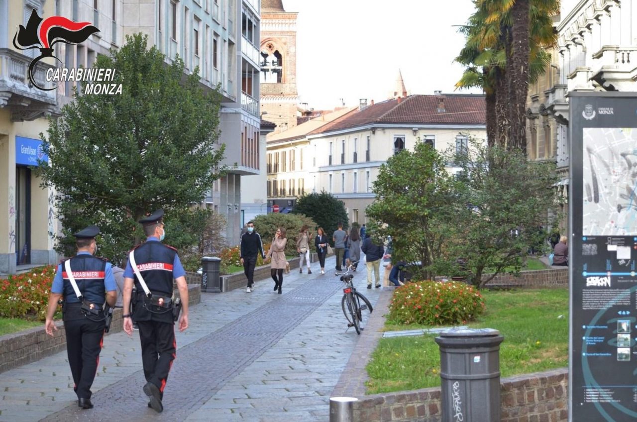 Carabinieri fissi in centro storico: tre arresti