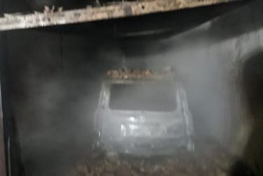 A fuoco un'auto nel garage FOTO E VIDEO