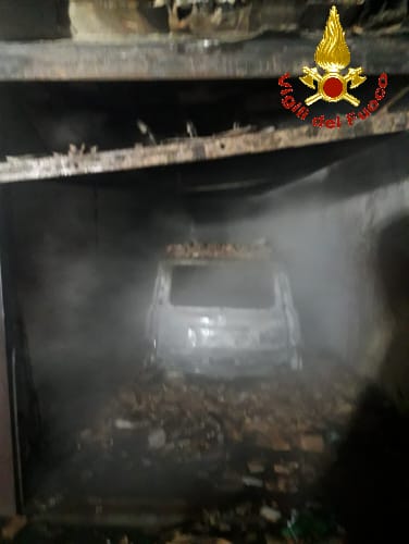 A fuoco un’auto nel garage FOTO E VIDEO